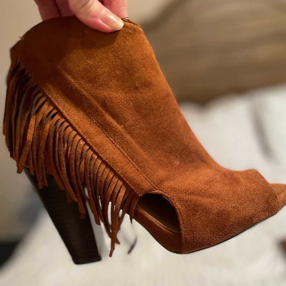 Adorable brown fringe heels